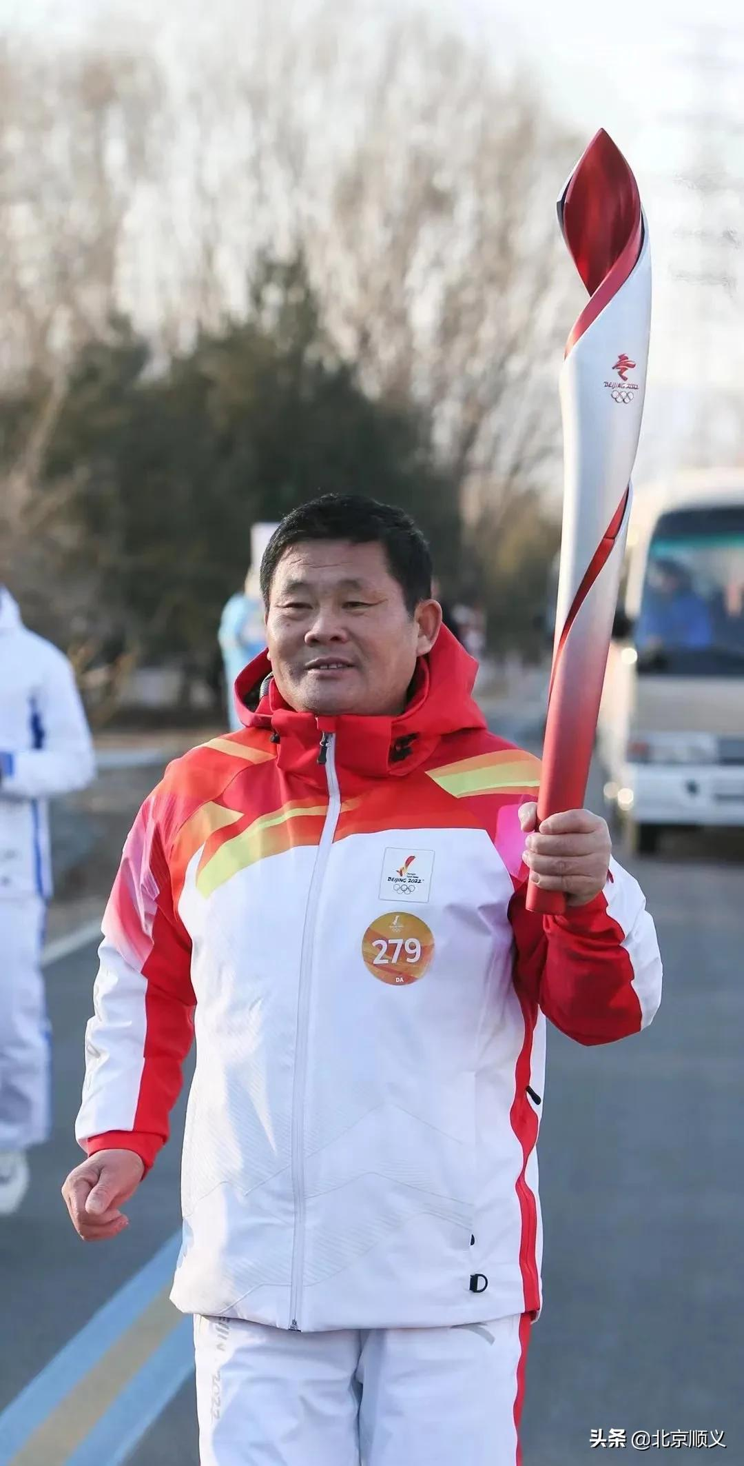 在北京冬奥公园，顺义区教育卫生等领域一线代表顺利完成火炬传递任务