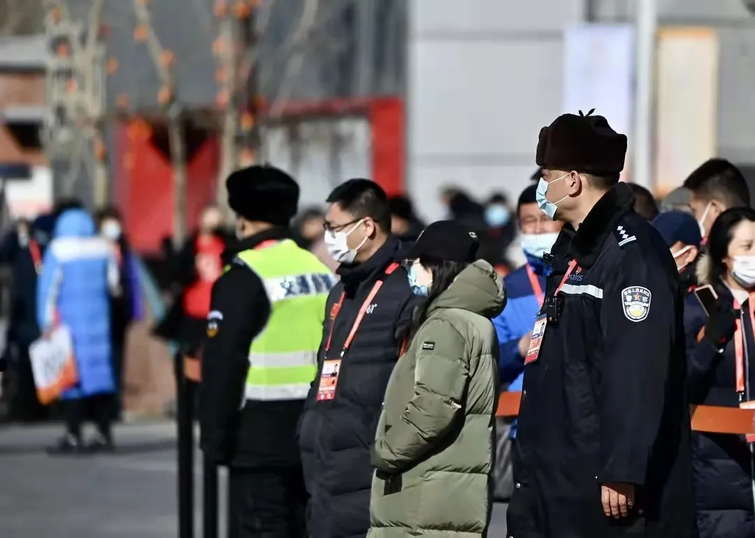 看~石景山之光！火炬传递他们全程保驾护航......