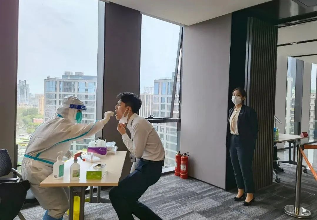 应检尽检，不漏一人！他们是核酸检测现场的“总调度”