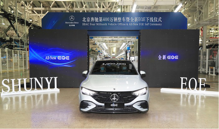 北京奔驰新能源高端车型EQE在顺义下线