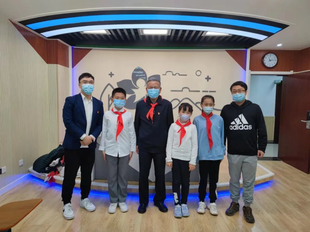 青少年聆听“五老”志愿者讲述石景山历史——陈国华讲述石景山区艰苦奋斗建设史