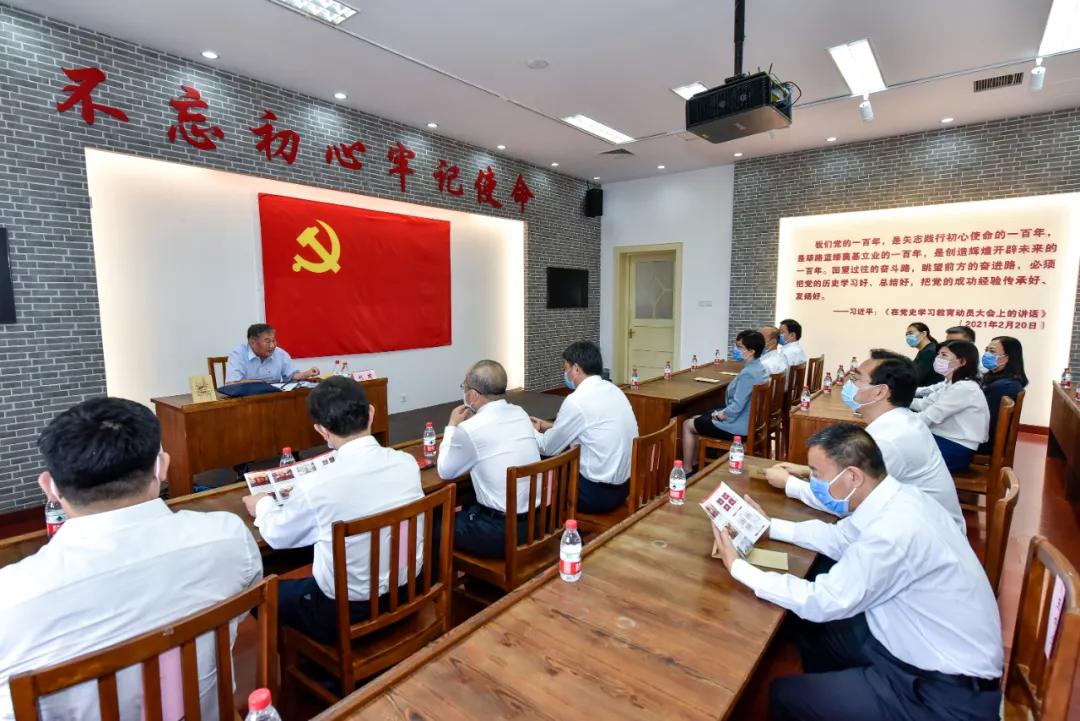 东城区委理论学习中心组参观“伟大开篇——中国共产党早期北京组织专题展”并重温入党誓词