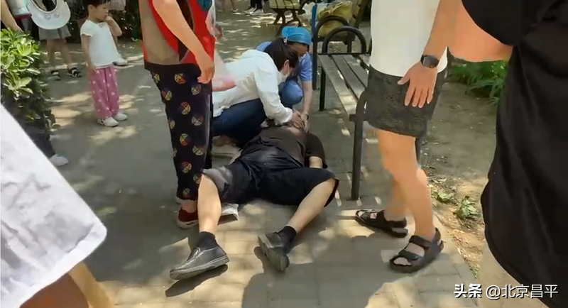 支援核酸采样突遇晕厥老人，她们迅速施救！