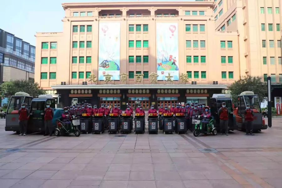 保安、保洁统一换新装，王府井大街打造“金街金服务”