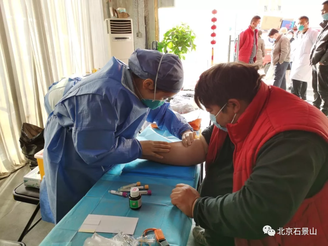 免费体检大巴车开进快递点 为快递小哥送健康