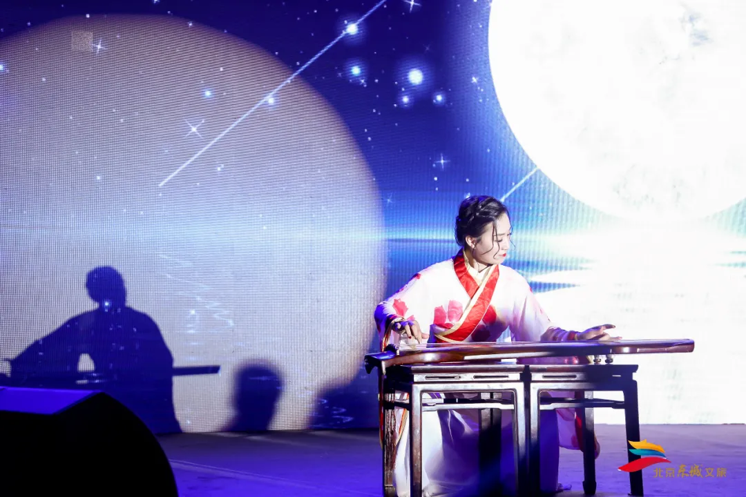 明城墙上吟诗赏月，东城居民感受中秋传统味儿