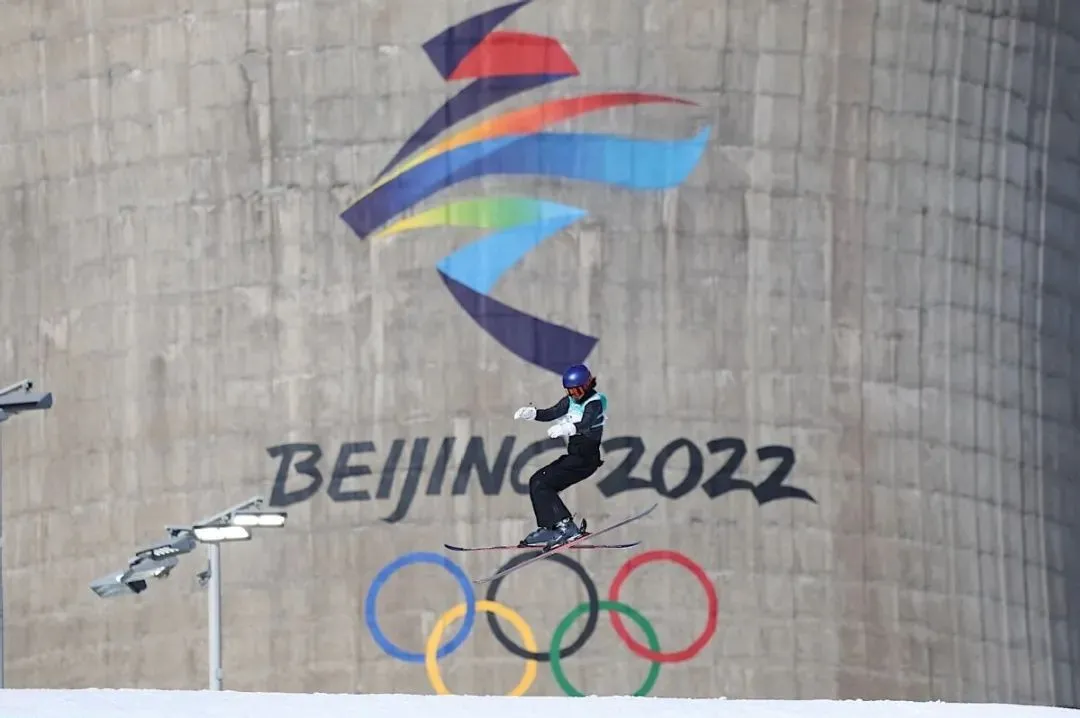 “很酷，背景是山脉、庙宇、城市和钢铁厂！”中外选手盛赞首钢滑雪大跳台