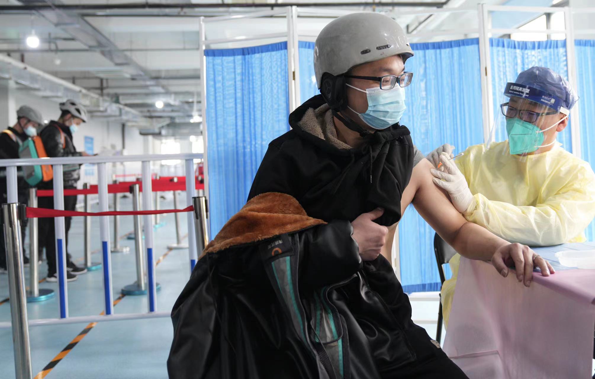 时间不固定,打加强针预约难?这里为网约车司机开绿色通道