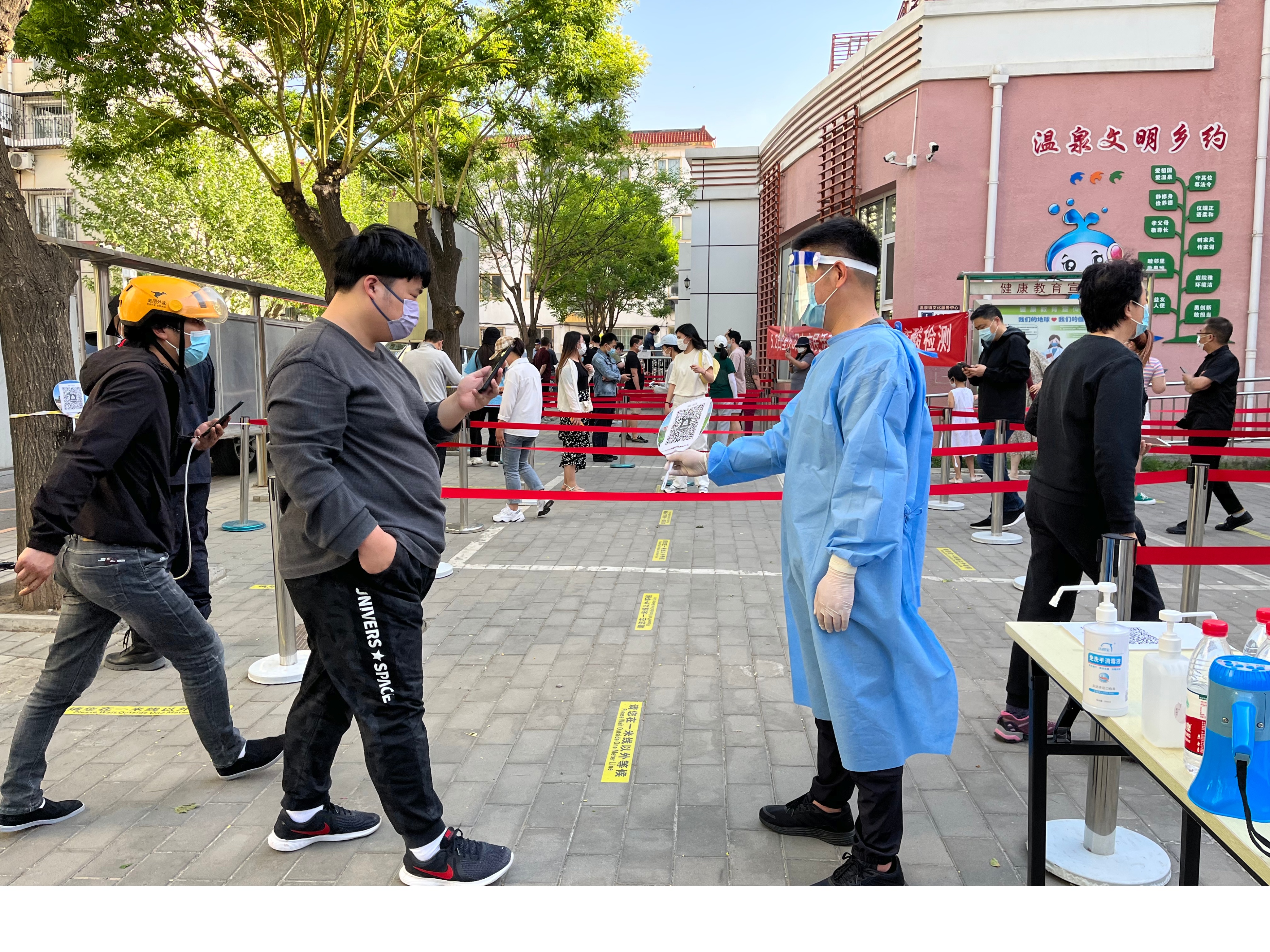 关键时刻“站得出来”重要时刻“顶得上去”——海淀区档案馆党员干部下沉社区勇担疫情防控重任