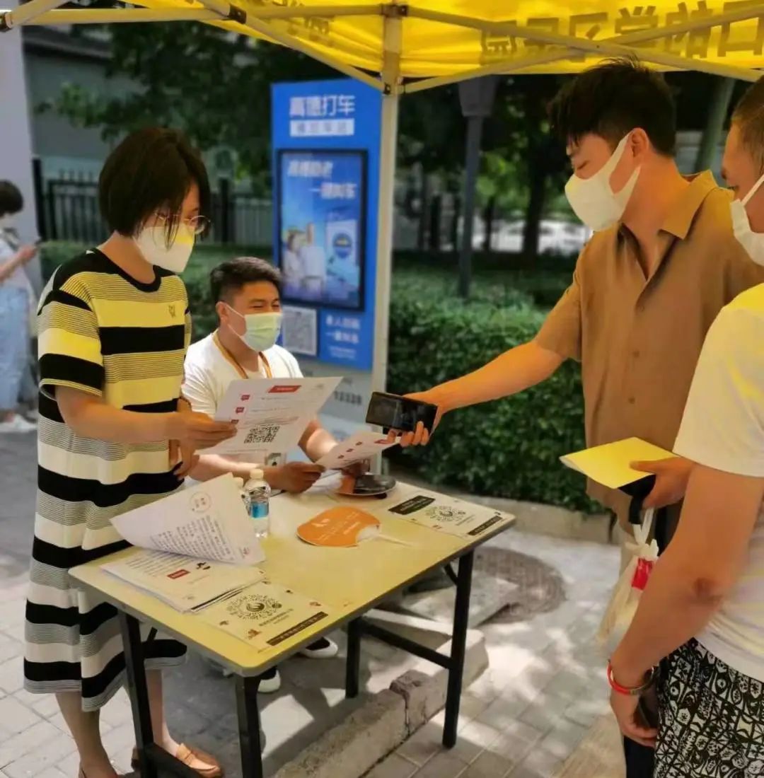 下沉抗疫干警顺道给社区居民“闪送”了一份养老防诈攻略