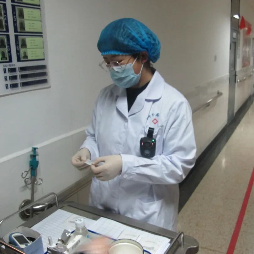 一袭白衣作铠甲 疫中护士写忠诚