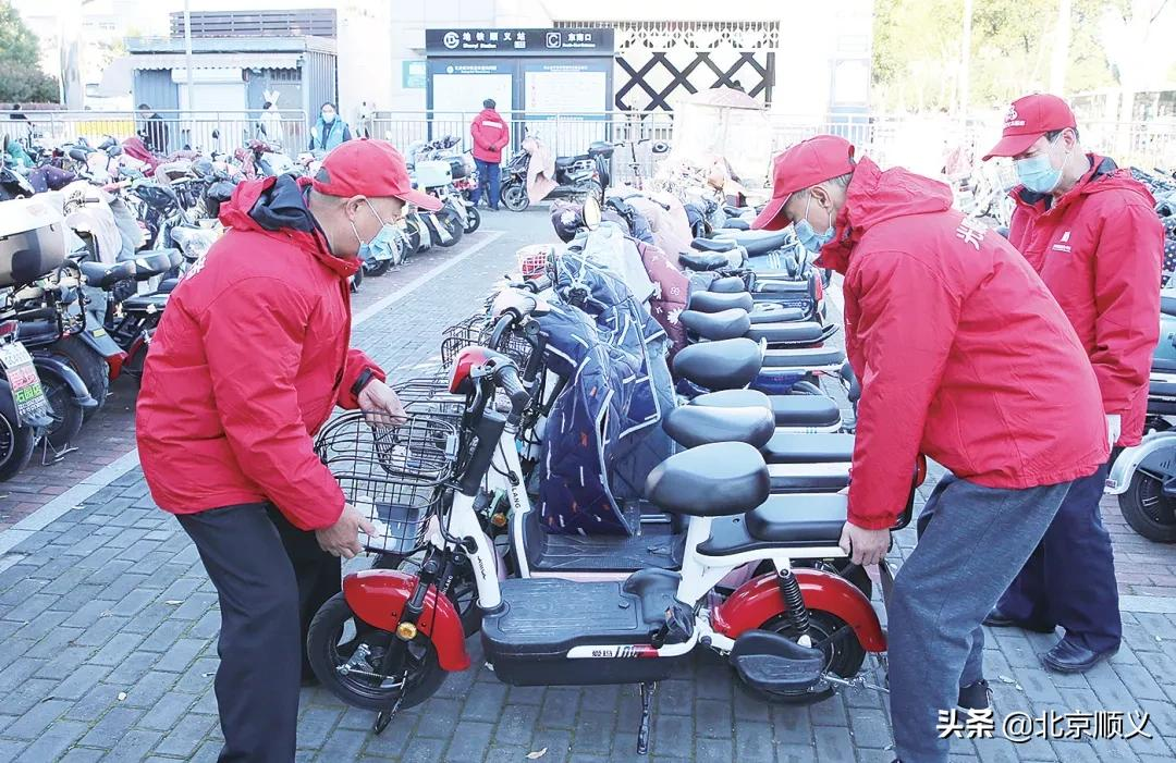 【创城有我】老兵志愿者为自行车排队列~