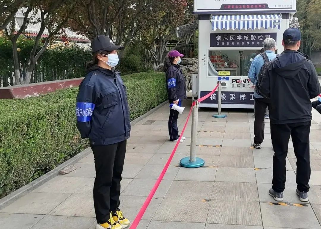 常态化核酸检测采样点秩序问题纳入网格化监管，东城网格城管监督员充实“疫”线力量