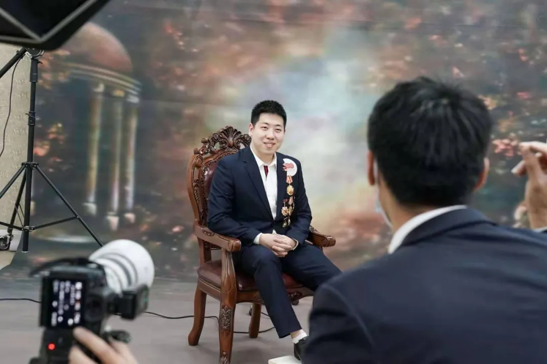 致敬劳动者！东城这家百年老店，免费为劳模拍荣誉照