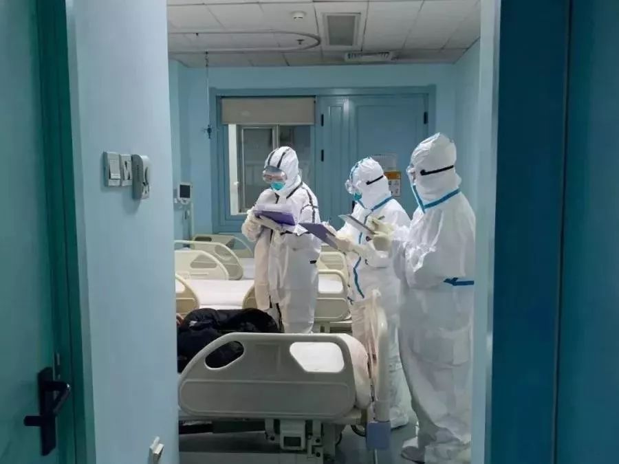 让我上！我是医生！