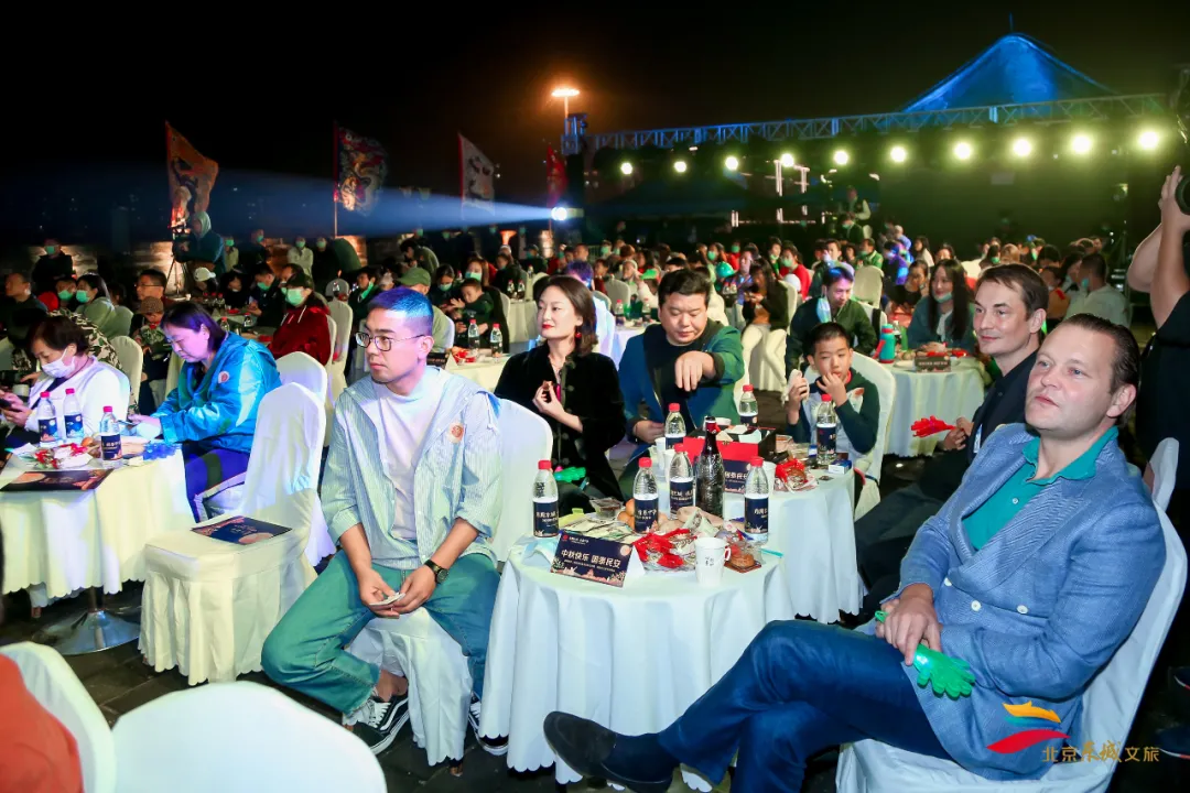 明城墙上吟诗赏月，东城居民感受中秋传统味儿