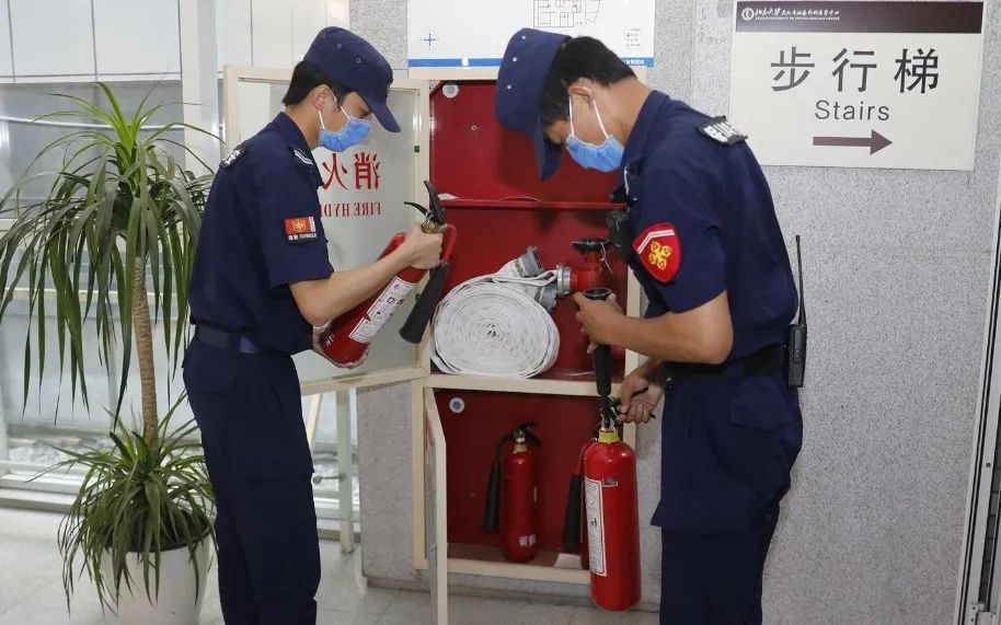 硬核担当 暖心守护的“疫”线保安员