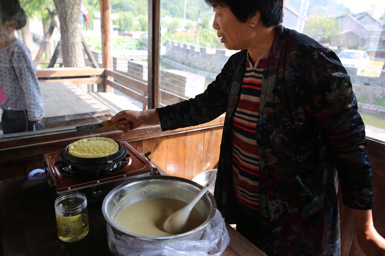 密云区古北口镇迎来市郊铁路怀密线正式开通运营后第一批游客