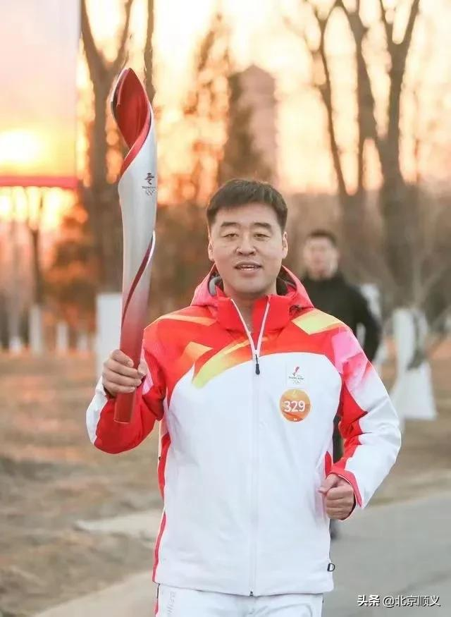 在北京冬奥公园，顺义区教育卫生等领域一线代表顺利完成火炬传递任务