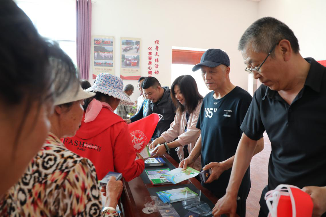 密云区太师屯镇开展平安建设“六进”宣传活动
