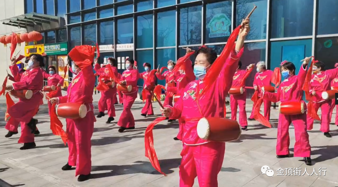 腰鼓队齐上阵 金顶街街道疫苗接种宣传也太飒了！