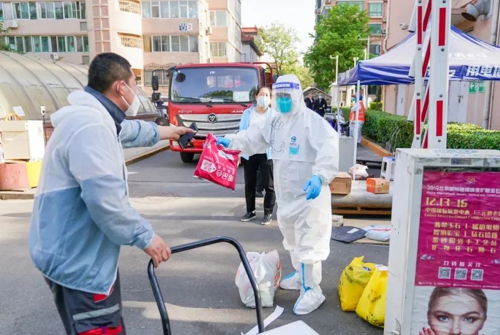 直击绿景苑小区封控一线：平稳有序、服务到位