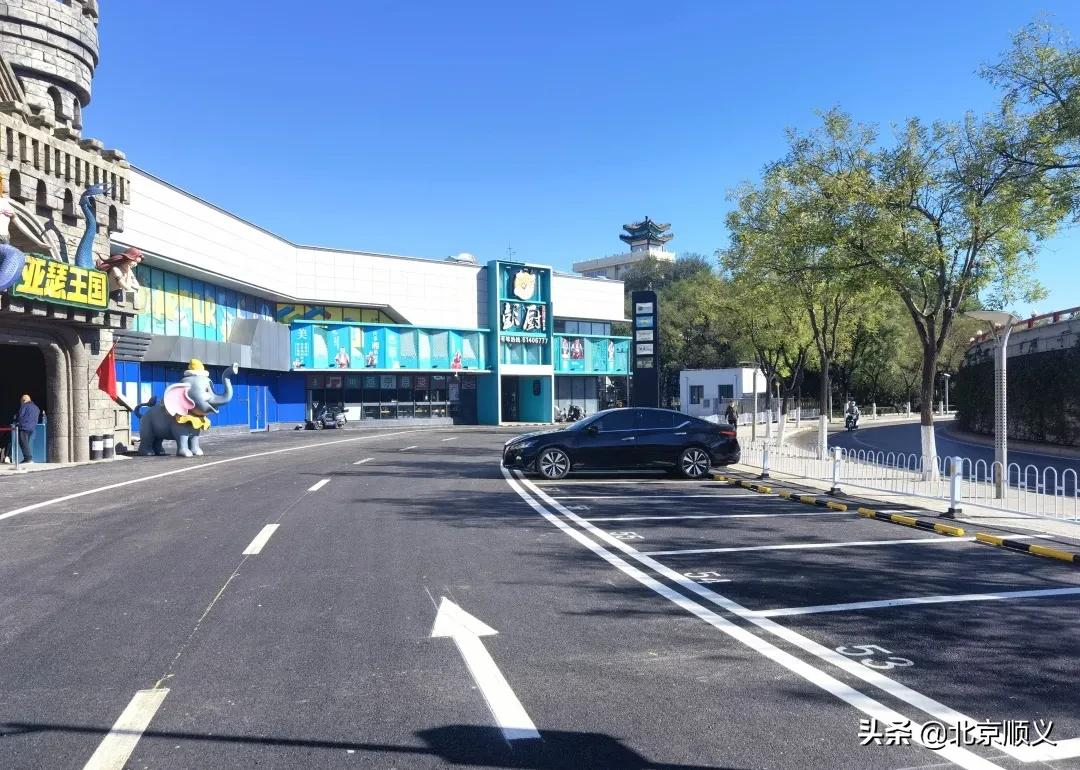 【创城有我】顺义这处商业区及时修补破损路面，保障市民安全出行！