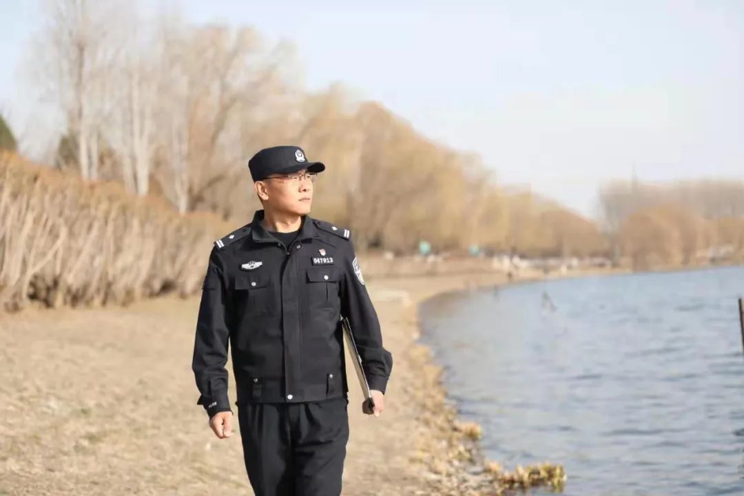 他是“工作狂”，也是“热心肠”，更是同事们的榜样！