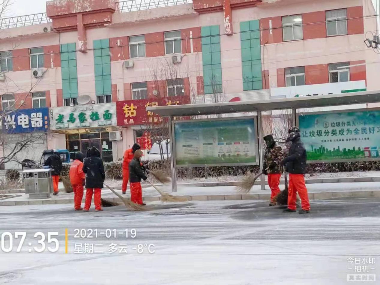 密云区太师屯镇及时开展扫雪铲冰行动 确保百姓出行安全
