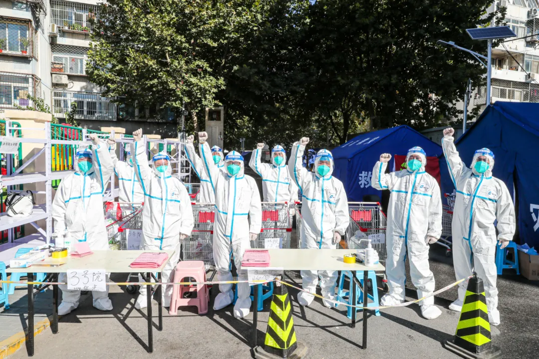 “红色力量”临时党委成为封闭小区居民群众的主心骨