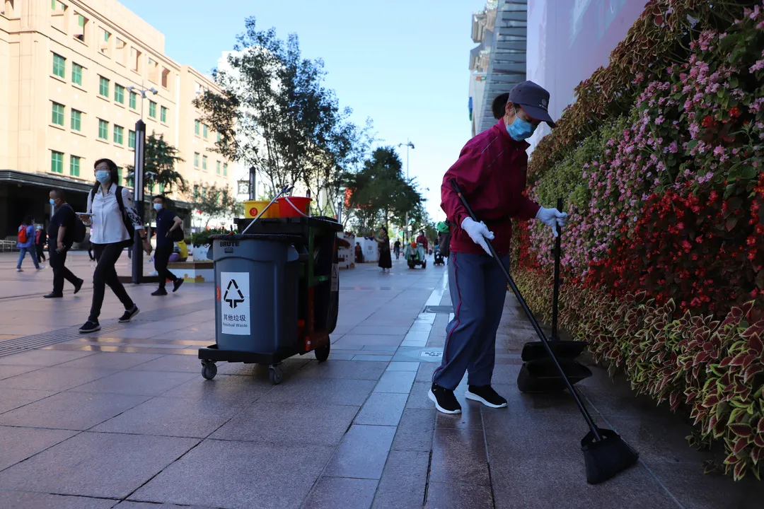 保安、保洁统一换新装，王府井大街打造“金街金服务”
