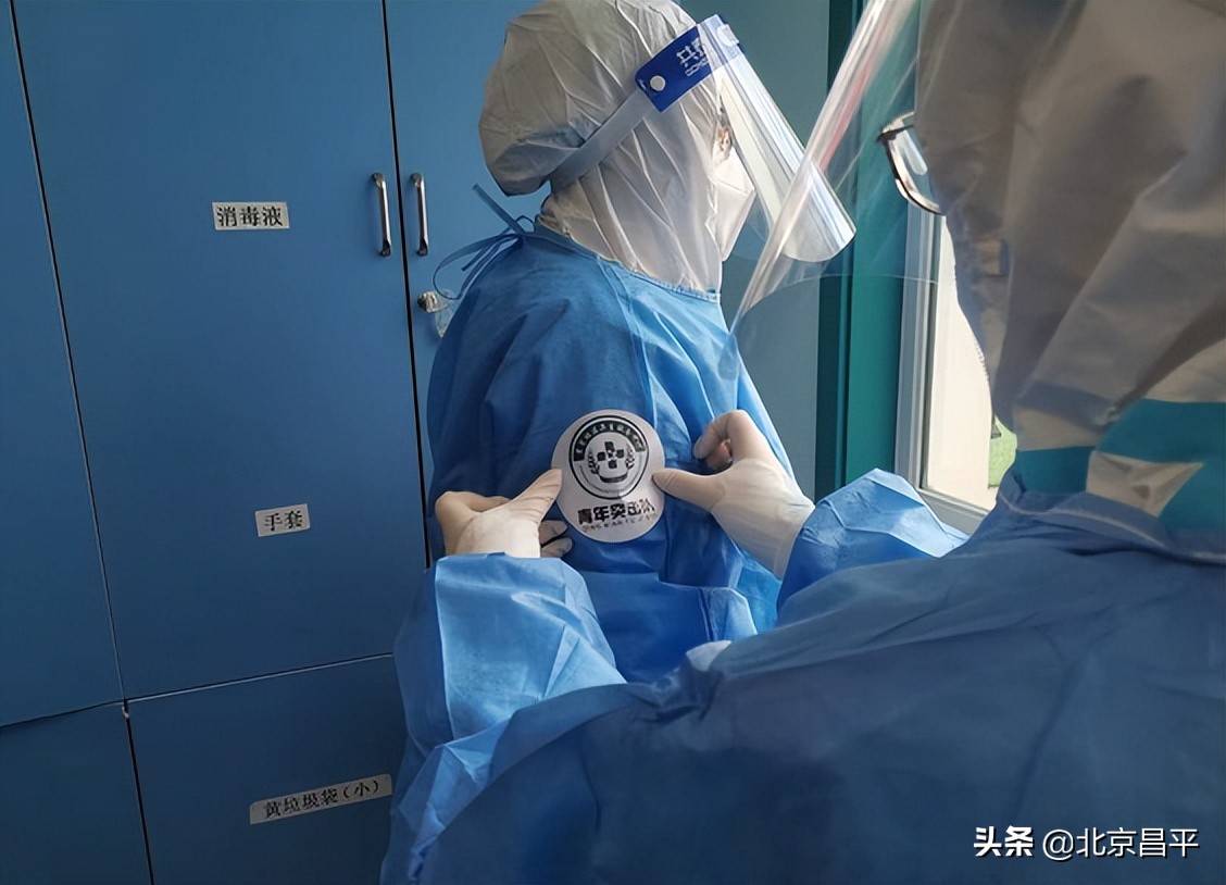 烈日下，他们是不惧“烤”验的“大白”