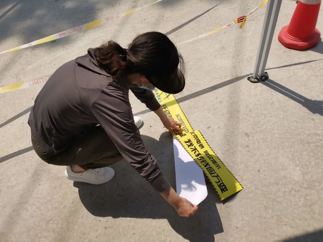 “防疫两米线”化身“普法提示条”！这里的下沉干警普法有一套