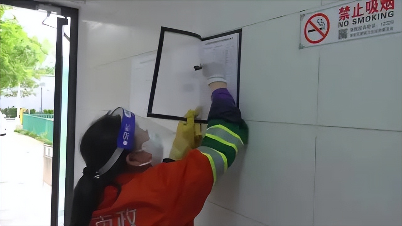 公厕保洁消杀再“升级”，筑牢防疫安全屏障