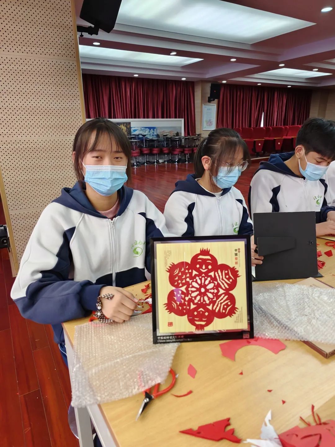 铸牢中华民族共同体意识，石景山区开展民族团结进步创建“共绘石榴花”主题剪纸活动