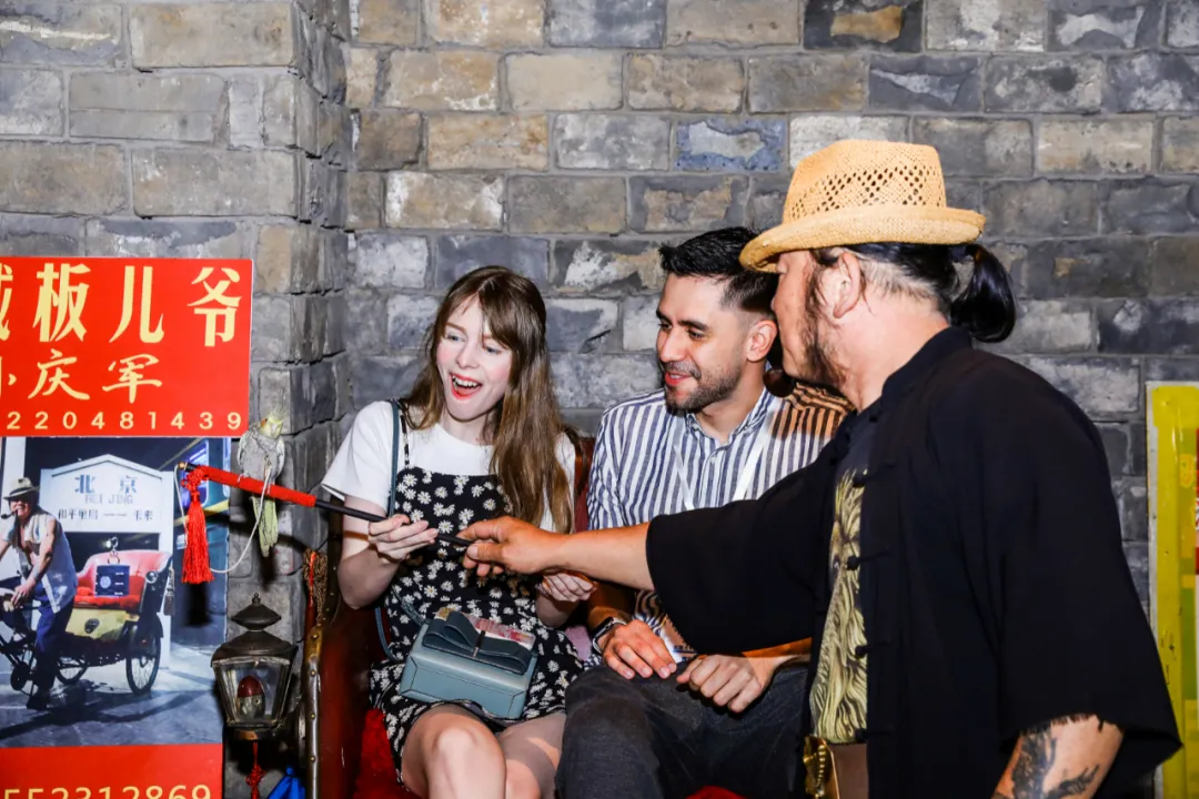 百名丝路大V走进王府井和平菓局感受北京变化，见证百年辉煌