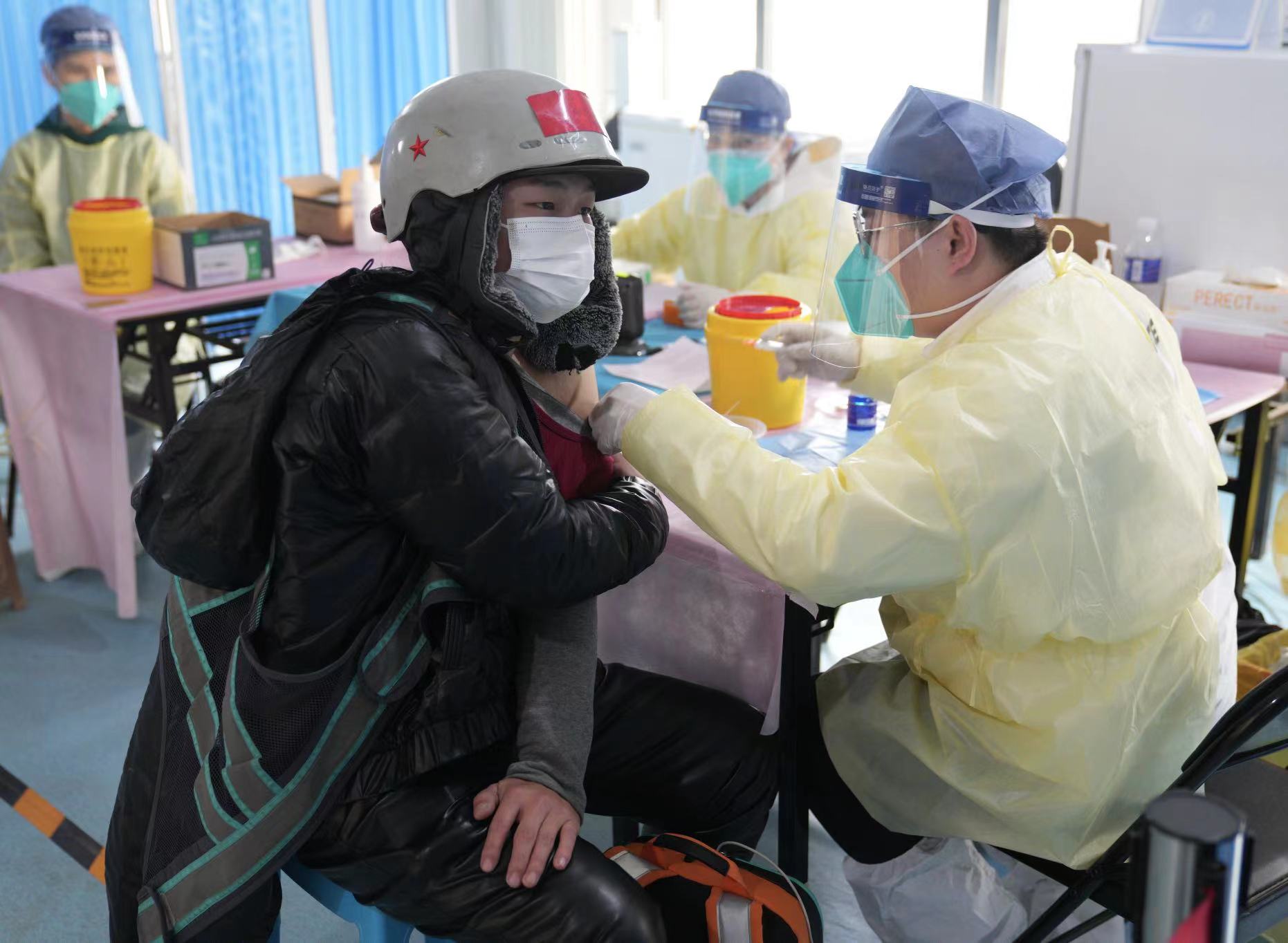 时间不固定,打加强针预约难?这里为网约车司机开绿色通道