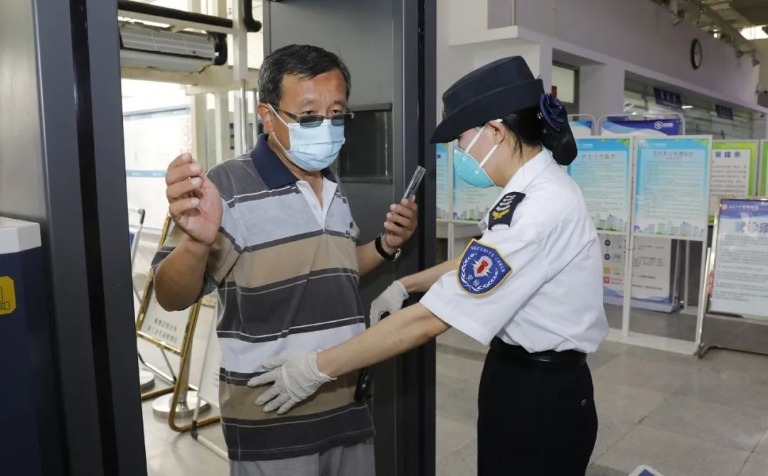 硬核担当 暖心守护的“疫”线保安员