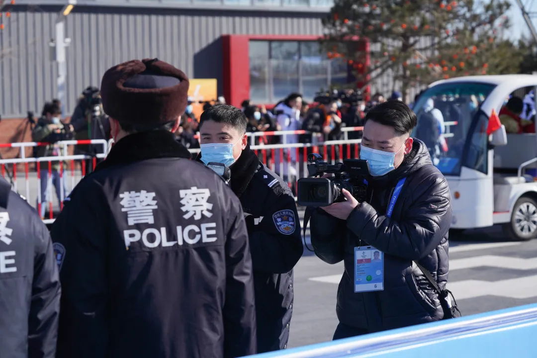 看~石景山之光！火炬传递他们全程保驾护航......