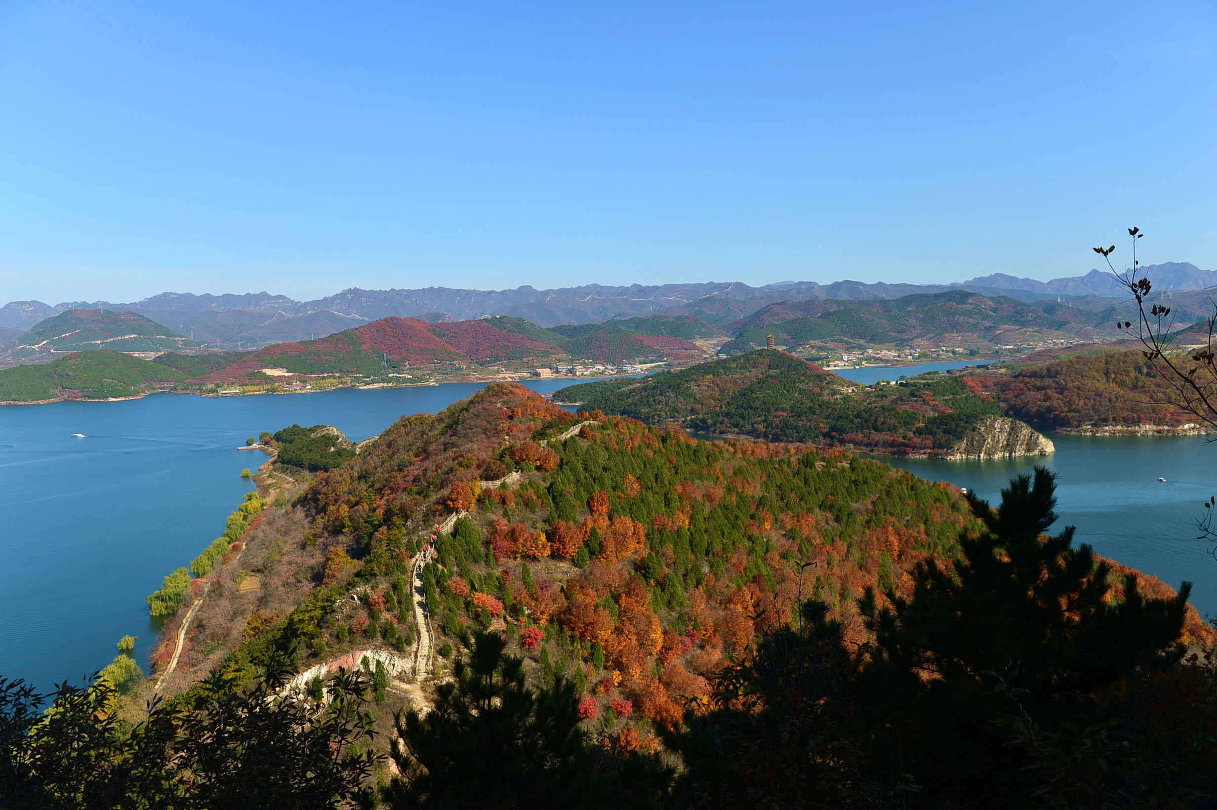 金海湖晚秋 水岸红叶风景独好