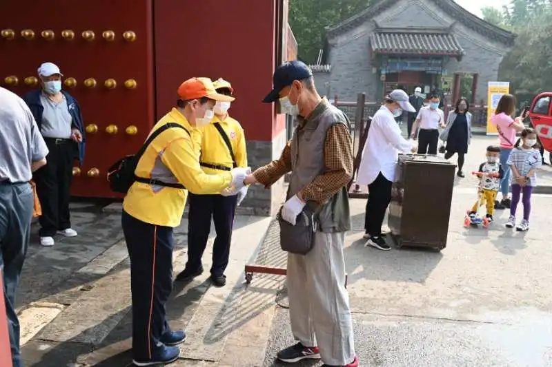 东城区公共文明引导员“五一”期间开展假日志愿服务活动