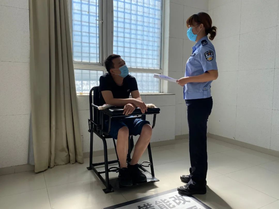 警察女儿记录父亲的“黑账本”