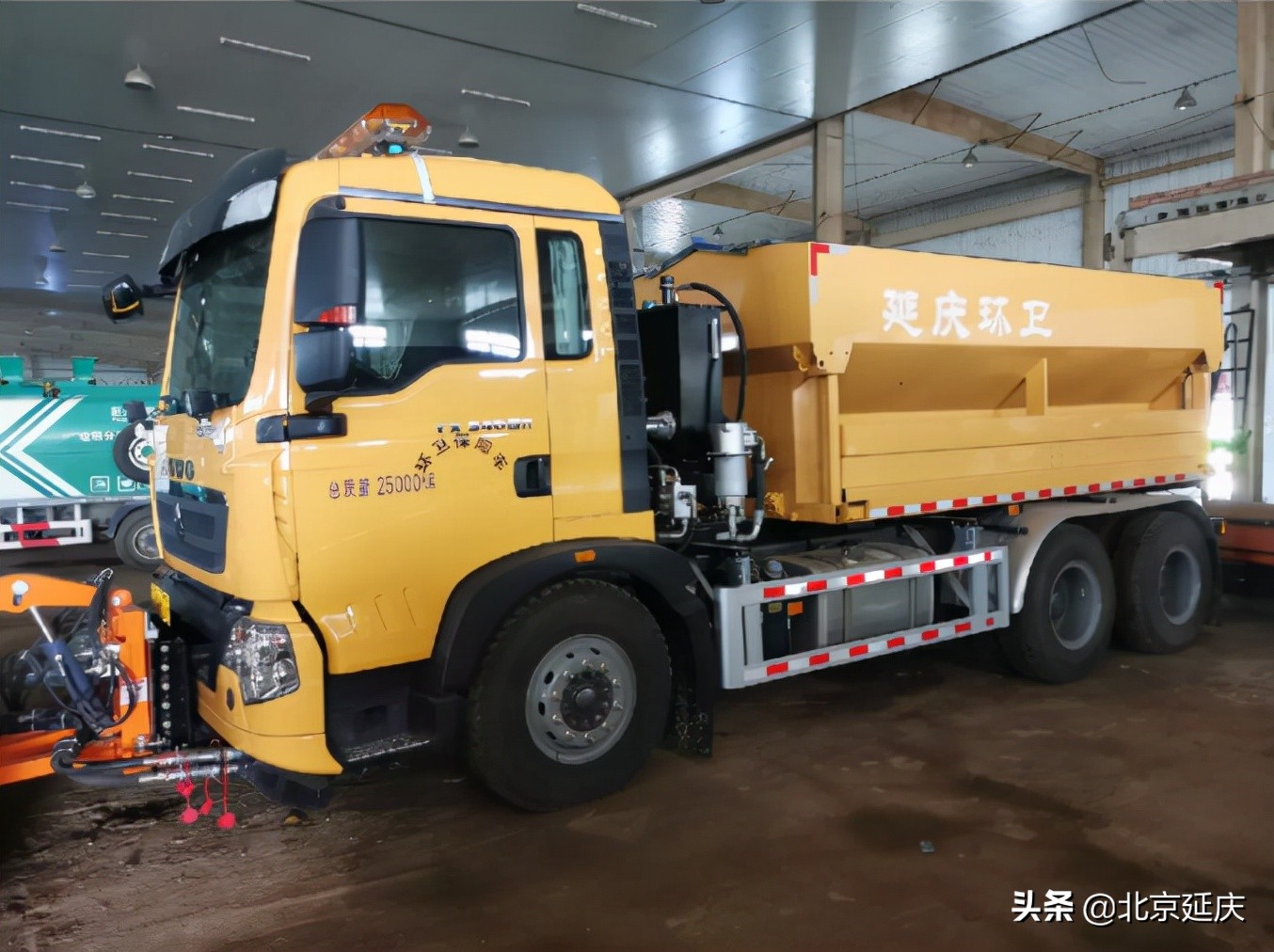 延庆环卫工人连夜扫雪，致敬那些在风雪中为我们坚守的人