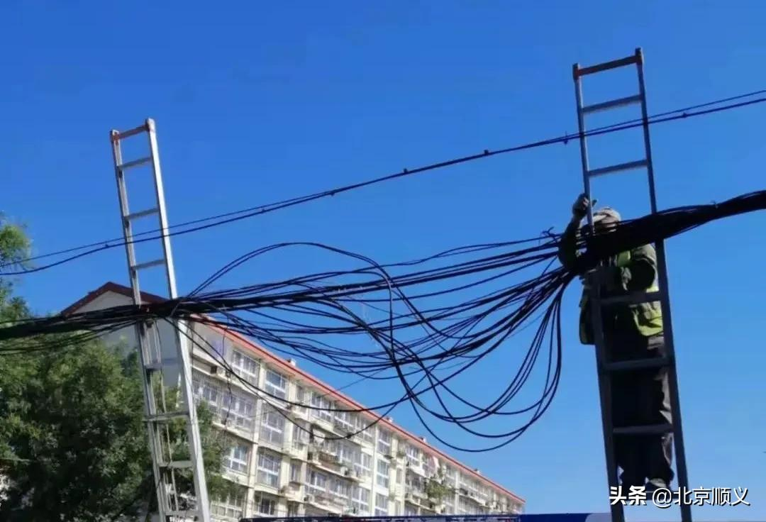 【创城有我】空中环境也要提升！旺泉街道为老旧小区捋齐“空中飞线”！