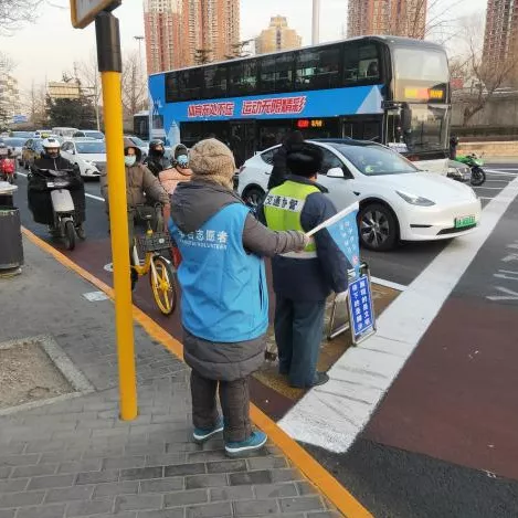 “迎冬奥 保畅通”丰台志愿者扮靓文明交通示范路口