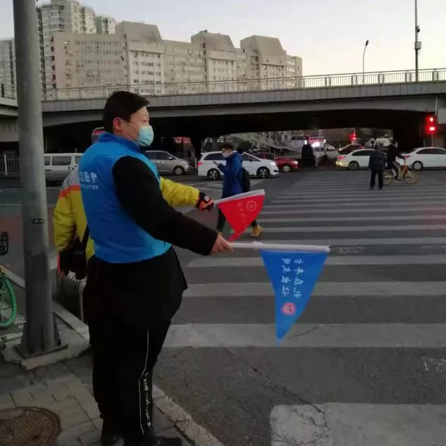 “迎冬奥 保畅通”丰台志愿者扮靓文明交通示范路口