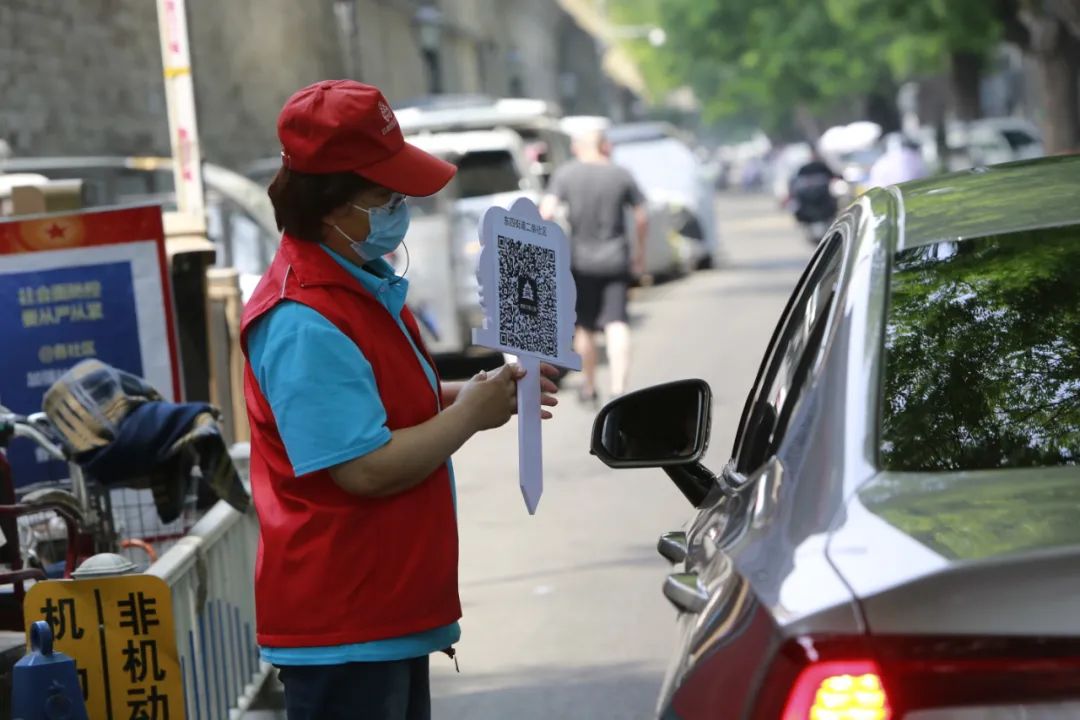 东城防疫卡口“守门人”：用坚守筑牢社区“平安线”