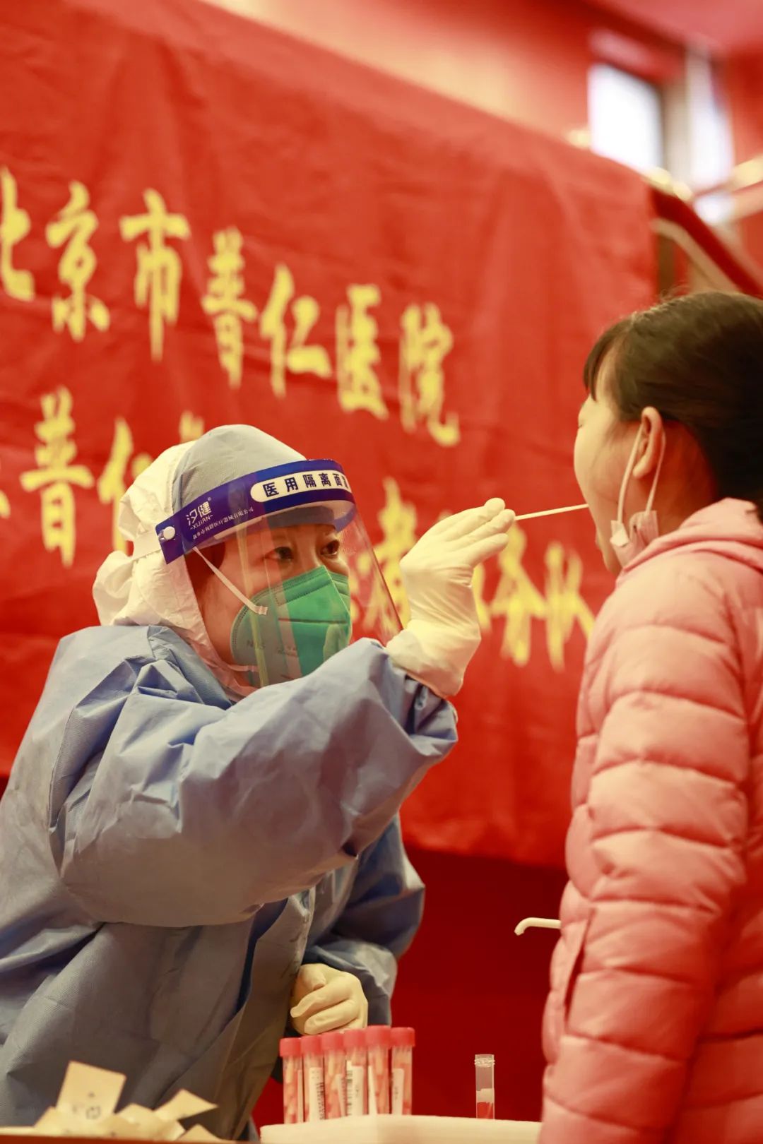 “抗疫天使”一线过节