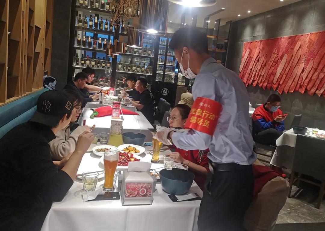 奖励代金券、赠送果盘、免费打包……簋街商家出妙招儿引导“光盘”