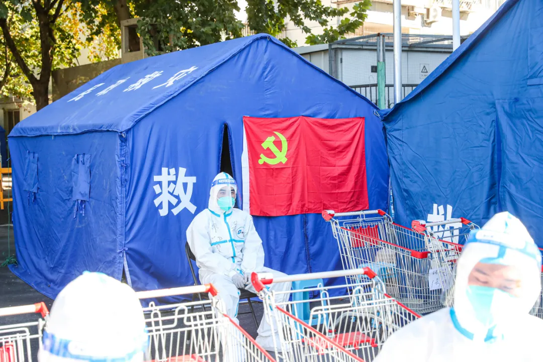 “红色力量”临时党委成为封闭小区居民群众的主心骨